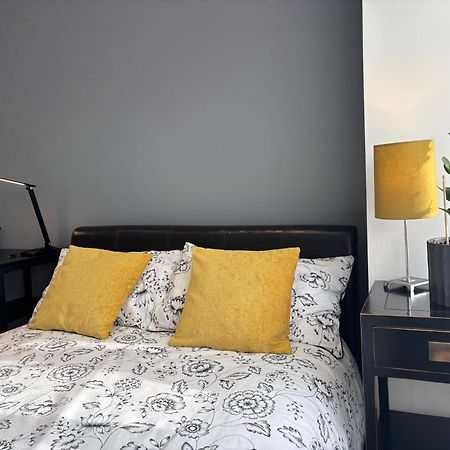 Hotel Entire House Floor Perfect For Couples & Freelancers - Available For Single Too Londýn Exteriér fotografie